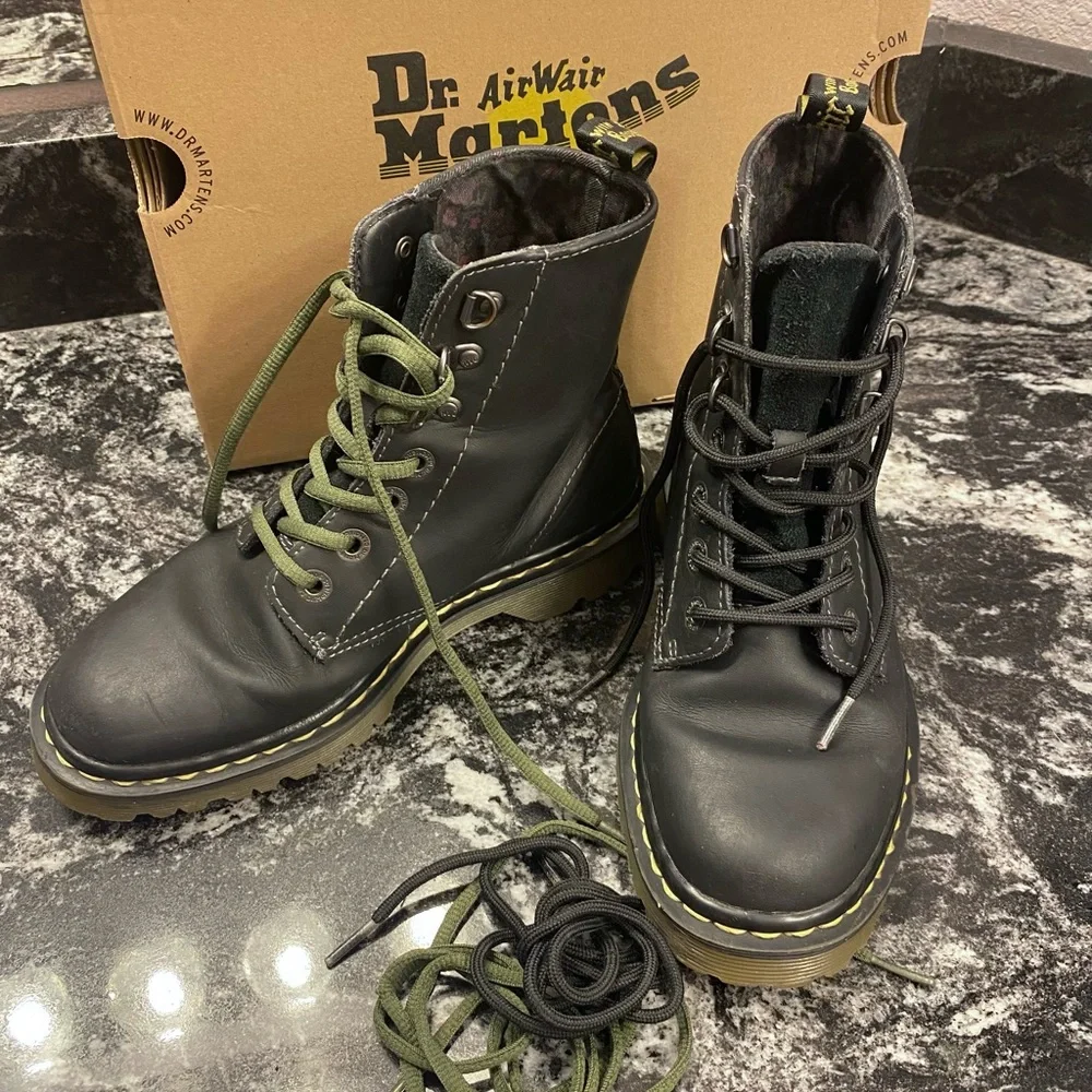 Dr. Martens Luana 7 Eyelet Lace Up Black Boots Women’s Size 6 UK 4 Leather - Picture 4 of 16